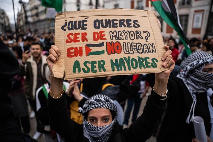 Archivo - Una mujer con un cartel durante una manifestación en apoyo a Palestina, a 29 de octubre de 2023, en Madrid (España). 