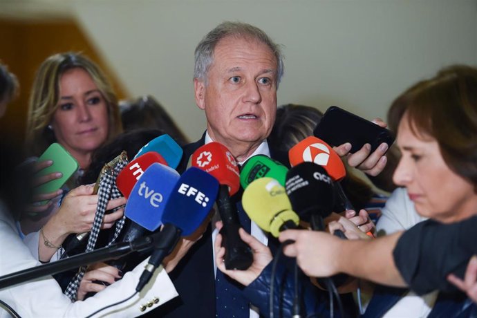 Archivo - El consejero de Industria, Empleo, Innovación y Comercio de Cantabria, Eduardo Arasti, atiende a los medios de comunicación tras el 'Consejo Interterritorial de Internacionalización', en la sede del Ministerio, a 10 de abril de 2025, en Madrid (