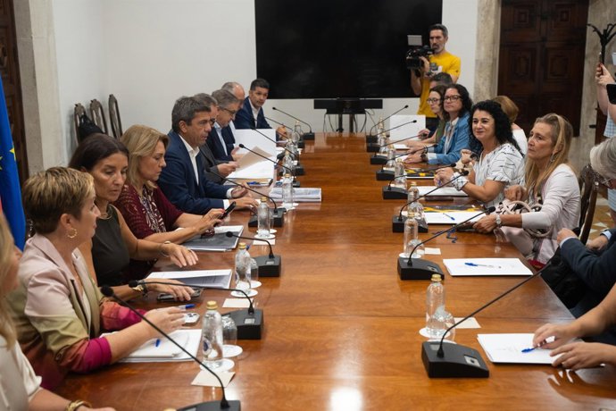 El president de la Generalitat, Carlos Mazón, preside la Mesa de Diálogo Social, en el Palau de la Generalitat, a 19 de septiembre de 2025, en Valencia