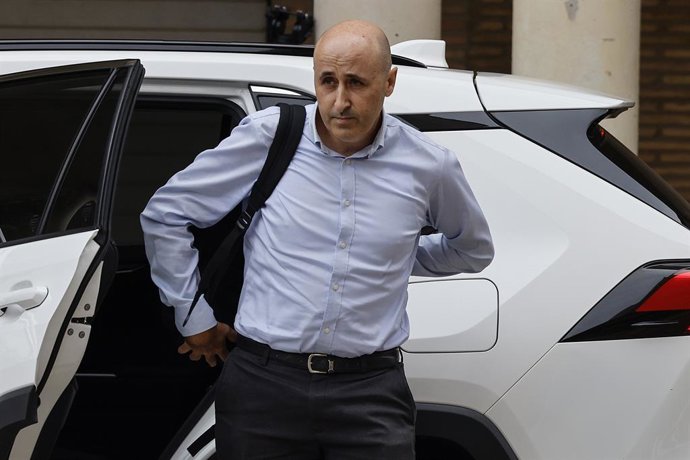 O presidente da Confederación Hidrográfica del Júcar, Miguel Polo, chega para depor como testemunha no tribunal de Catarroja para a dana, em 19 de setembro de 2025, em Valência, Comunidade Valenciana (Espanha). Miguel Polo comparece hoje como testemunha e