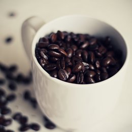 Archivo - Granos de café.