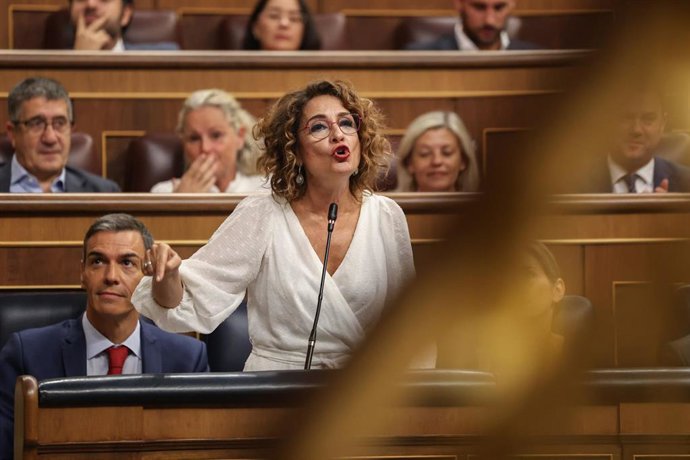 La vicepresidenta primera y ministra de Hacienda, María Jesús Montero, interviene durante una sesión de control al Gobierno en el Congreso de los Diputados, a 17 de septiembre de 2025