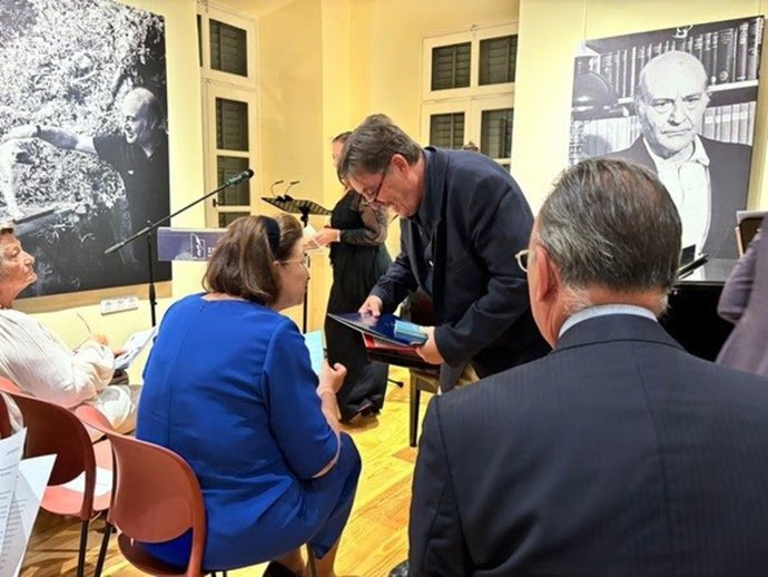La ministra de Cultura de Grecia, Lina Mendoni, conversa con el director del Cervantes, Luis García Montero, durante el acto en la Casa Museo Elytis