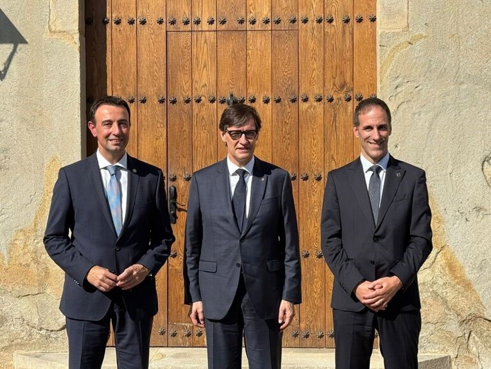 El vicelehendakari y consejero de Economía, Trabajo y Empleo, Mikel Torres, el president de la Generalitat, Salvador Illa, y el presidente de Mondragon, Pello Rodríguez