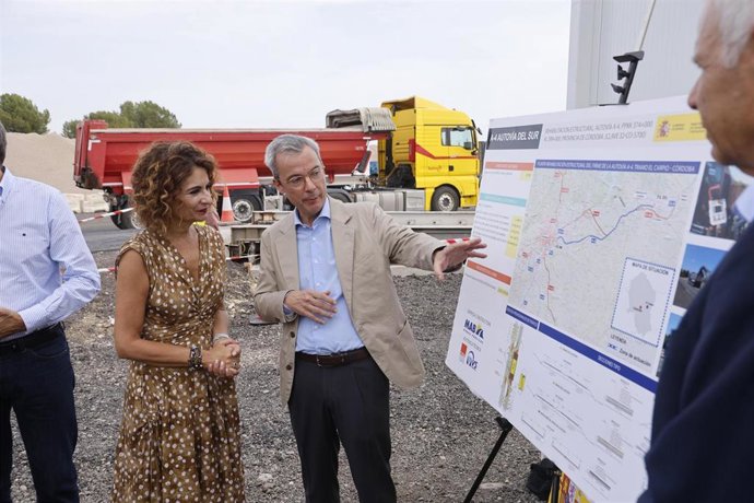 La vicepresidenta primera del Gobierno y ministra de Hacienda, María Jesús Montero, visita las obras de rehabilitación y mejora del firme de la A-4 en Córdoba.