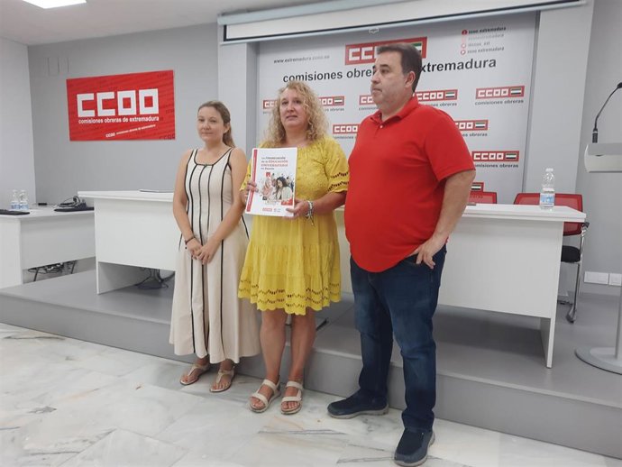 La secretaria de Participación Institucional CCOO, Carmen Vidal; la secretaria general de CCOO de Extremadura, María Berrocal; y el secretario general de la Federación de Esnseñanza de CCOO de Extremadura, Tomás Rodríguez, en rueda de prensa