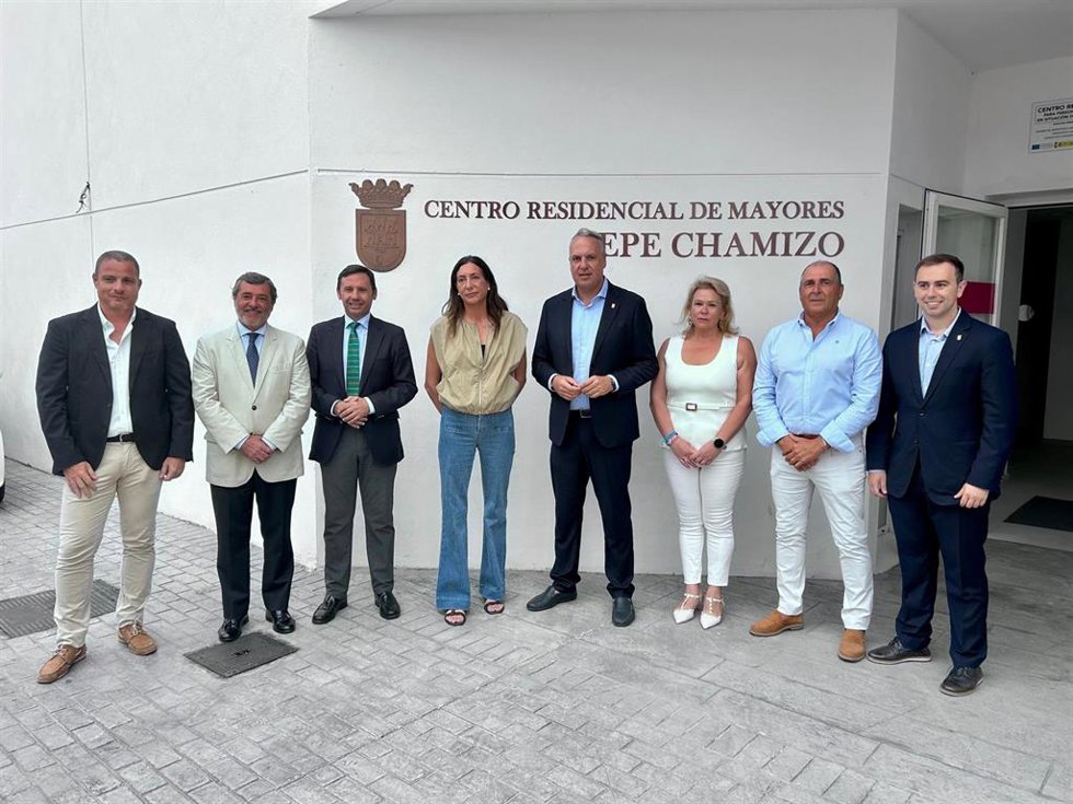 Loles López en su visita a la nueva residencia para mayores en San Roque.