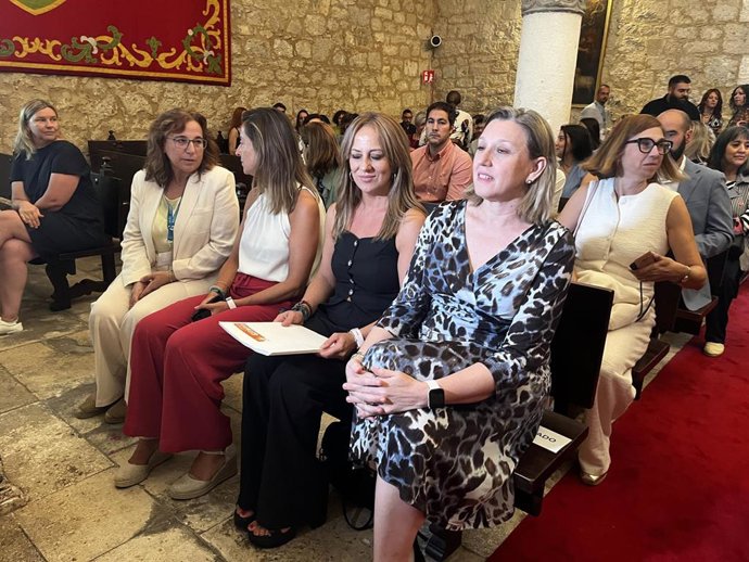 Isabel Blanco, a la derecha en la foto, con las responsables de los programas del Secretariado Gitano.