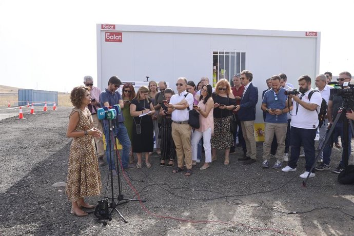 La vicepresidenta primera y ministra de Hacienda, María Jesús Montero, este viernes en declaraciones a los medios de comunicación en Córdoba.