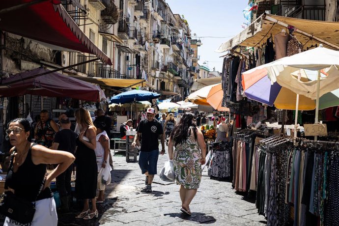 Archivo - Arquivo - 23 de julho de 2025, Nápoles, Itália: Pessoas são vistas fazendo compras em um mercado de rua na cidade.