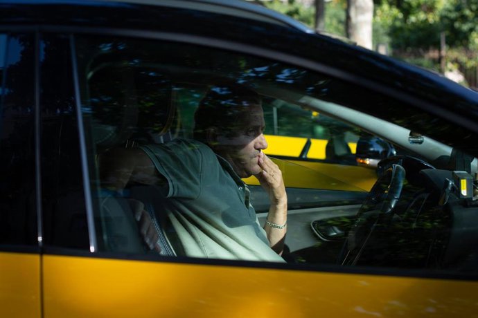 Archivo - Un taxista