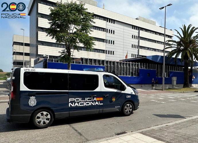 Un furgón de Policía Nacional frente a la Comisaría