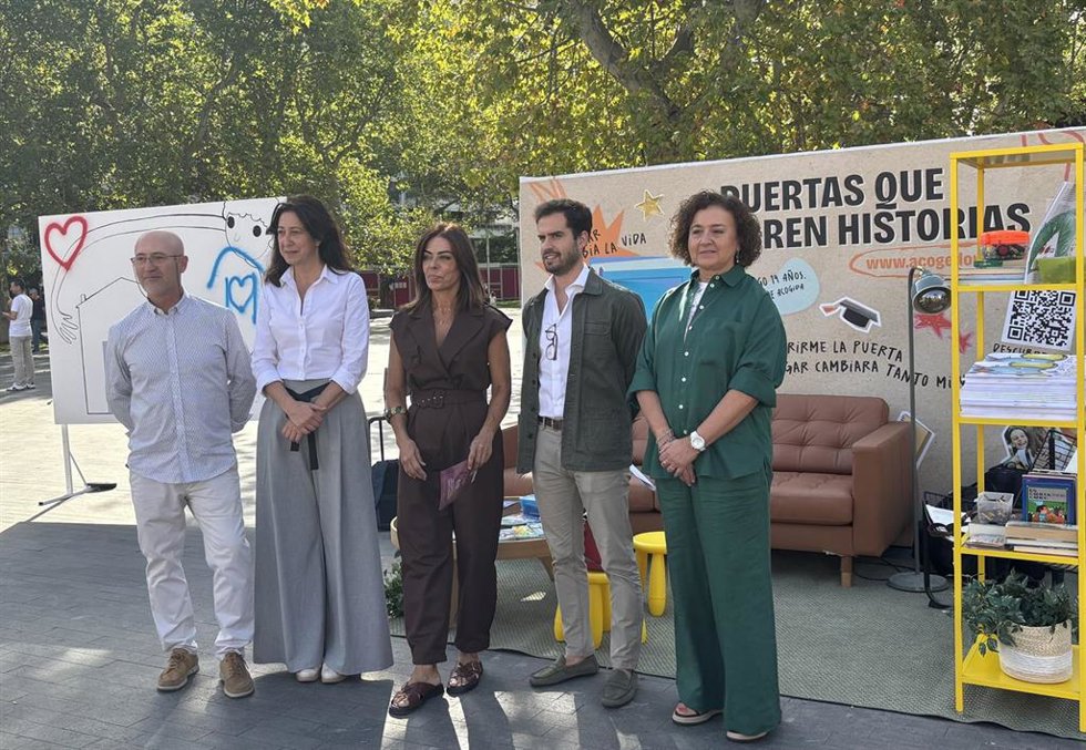 Presidente de la Asociación Regional de Familias Adoptantes y Acogedoras de Castilla y León, Javier Álvarez Osorio, la directora en administración y gestión organizacional de ASEAF, Beatriz Vallejo y la directora general de Familia, Infancia y Atención