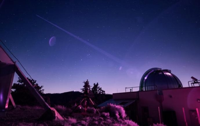 Haz de rayos láser enviado a la misión Psyche de la NASA