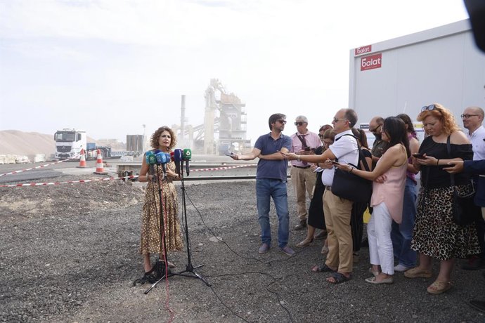 A Primeira Vice-Presidente e Ministra da Fazenda, María Jesús Montero, falando à mídia nesta sexta-feira em uma usina de asfalto em Córdoba.