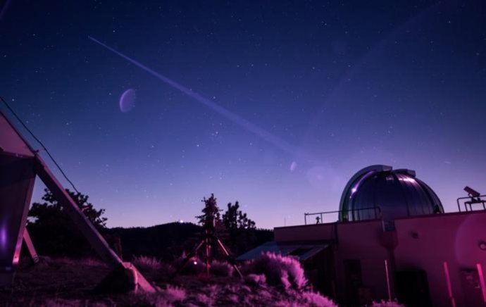 Haz de rayos láser enviado a la misión Psyche de la NASA