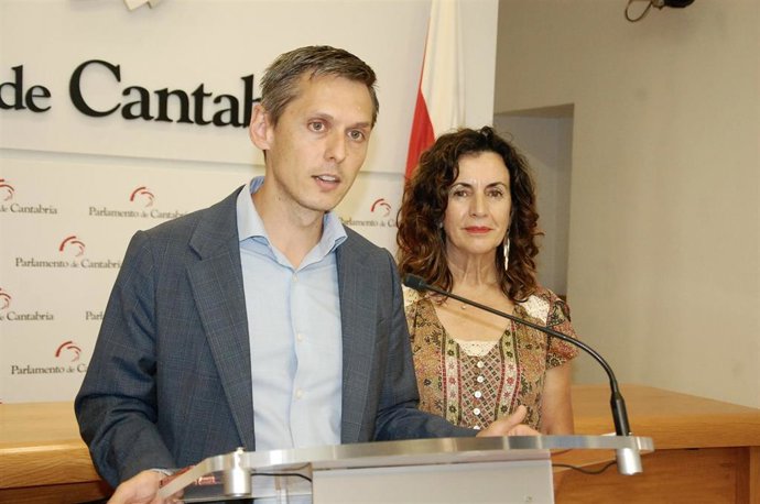 El portavoz del PSOE en el Parlamento de Cantabria, Mario Iglesias, junto a la diputada y exconsejera Ana Belén Álvarez