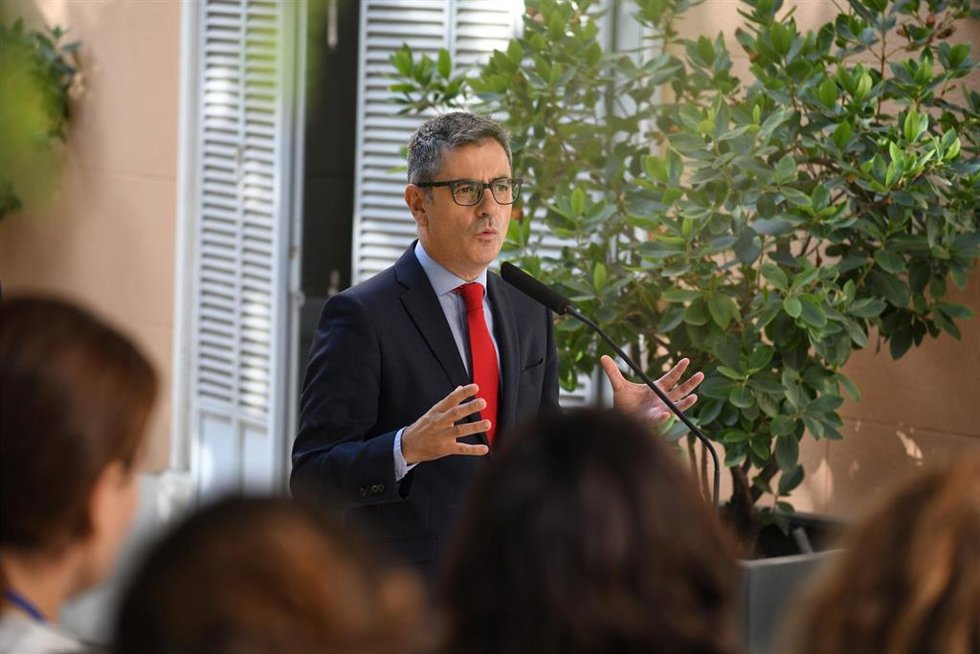 El ministro de la Presidencia, Justicia y Relaciones con las Cortes, Félix Bolaños, atiende a los medios de comunicación, en el Palacio de Parcent, a 19 de septiembre de 2025, en Madrid (España).
