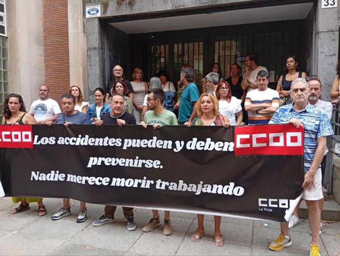 CCOO se concentra y guarda un minuto de silencio por el fallecimiento de un camionero riojano en Gijón