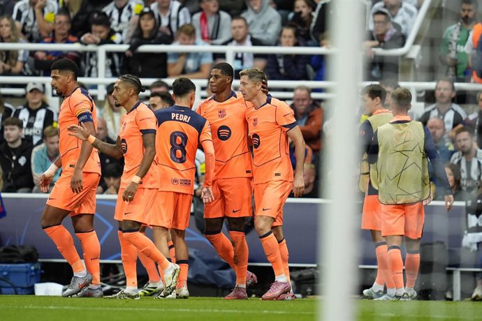Marcus Rashford, do FC Barcelona, comemora um gol com seus companheiros de equipe durante a partida da Fase MD1 da Liga dos Campeões da UEFA 2025/26 entre o Newcastle United FC e o FC Barcelona no St James' Park em 18 de setembro de 2025 em Newcastle upon