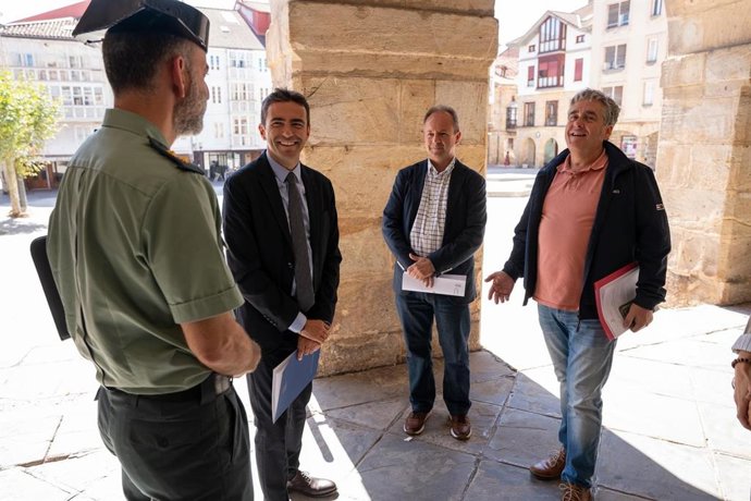 El delegado del Gobierno en Cantabria, Pedro Casares, asiste a la Junta Local de Seguridad de Reinosa