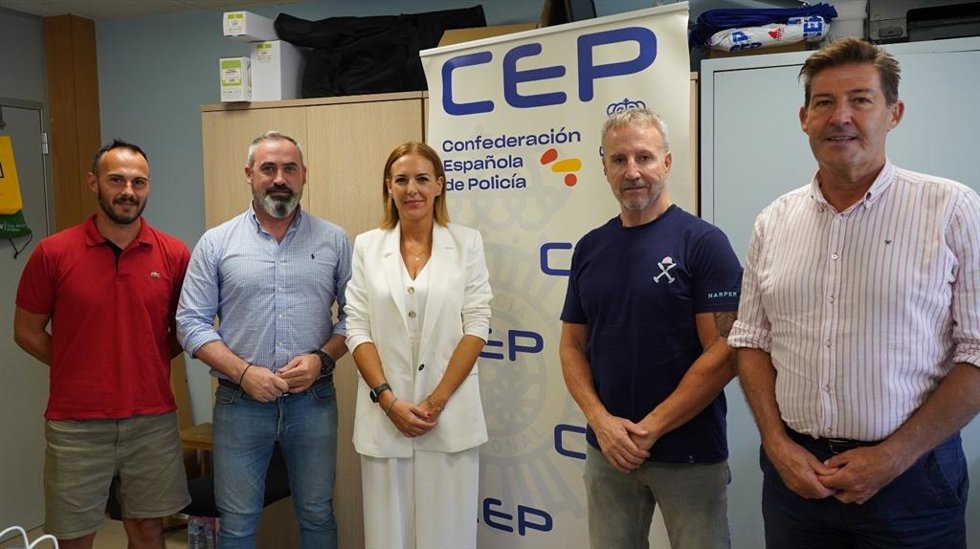 La diputada nacional de Vox, Patricia Reda, junto al portavoz de la formación en la Diputación de Málaga y los concejales de esta en el Ayuntamiento de Málaga, Antonio Luna y Antonio Alcázar y Yolanda Gómez.