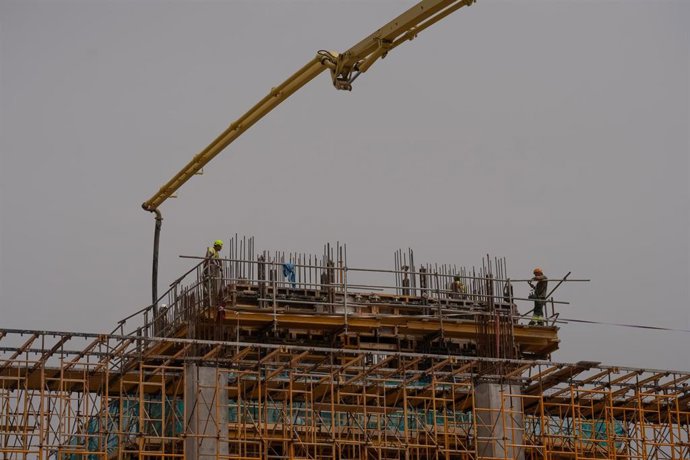 Archivo - Viviendas en construcción. 