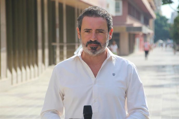 El secretario general del PP de Málaga, José Ramón Carmona, en rueda de prensa frente a la sede provincial del partido.