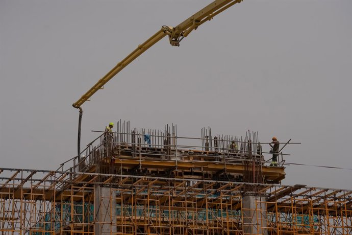 Archivo - Viviendas en construcción, a 8 de abril de 2024, en Barcelona, Catalunya (España). El valor medio de la vivienda, nueva y usada, en España ha subido entre enero y marzo de este año solo un 0,1% respecto al último trimestre de 2023, mientras que 