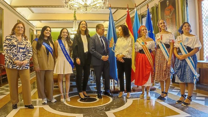El alcalde de Oviedo, Alfredo Canteli, recibe a una delegación de Torrevieja, invitada al Desfile del Día de América en Asturias.
