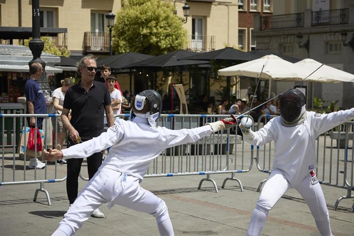 Archivo - Dos esgrimistas practican un combate durante una exhibición de esgrima. Imagen de archivo.
