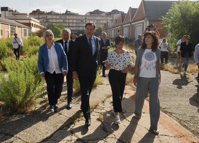 A Ministra da Habitação e da Agenda Urbana, Isabel Rodríguez, o Ministro dos Transportes e Mobilidade Sustentável, Óscar Puente, e a Ministra da Igualdade, Ana Redondo, visitam o local do quartel "La Rubia", em 19 de setembro de 2024, em Valladolid.