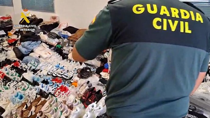 Investigat l'amo d'un comerç per vendre roba falsificada de marques reconegudes
