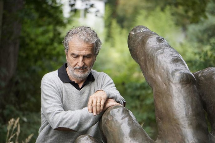 El artista vasco Eduardo Chillida Belzunce junto a una de las esculturas incluidas en 'Raíces compartidas'