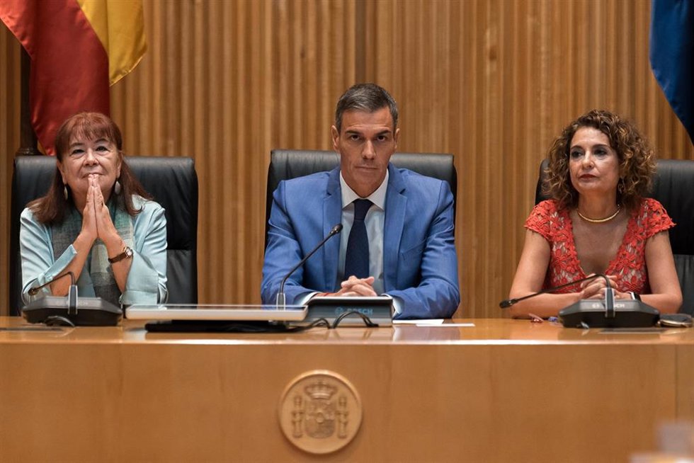 El presidente del Gobierno, Pedro Sánchez, acompañado por la vicepresidenta del Gobierno y ministra de Hacienda, María Jesús Montero y por la presidenta del PSOE, Cristina Narbona, preside la reunión interparlamentaria del Grupo Socialista.
