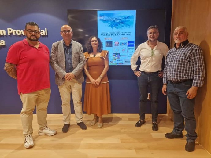 El vicepresidente y diputado provincial de Cultura, Manuel López Mestanza, junto a María del Carmen Gutiérrez, concejala de Cultura de Cortes de la Frontera, y algunos patrocinadores del evento, durante la presentación del certamen de pintura rápida