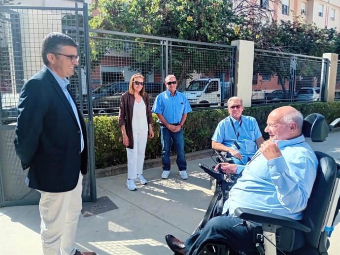 El delegado de Empleo de la Junta en Granada ha visitado las instalaciones sociales de la Asociación Aspaym.