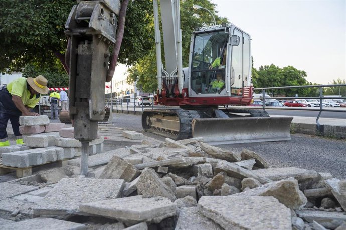Imagen de las obras de renovación de aparcamientos de los bloques 67 al 73 de Los Alcores en Mairena del Aljarafe.
