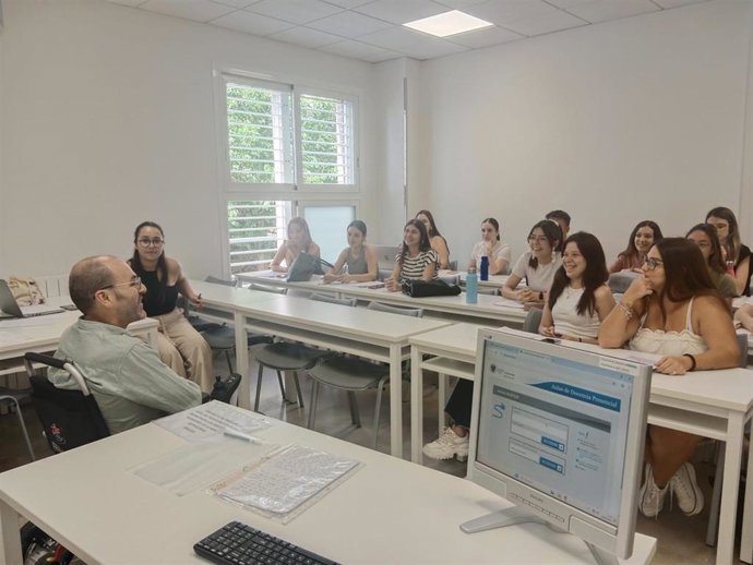 El profesor de la Universidad de Granada Daniel Martín-Arroyo en una clase