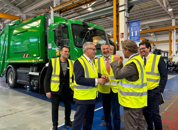 El conseller de Empresa y Trabajo de la Generalitat, Miquel Sàmper, en su visita a Ros Roca.