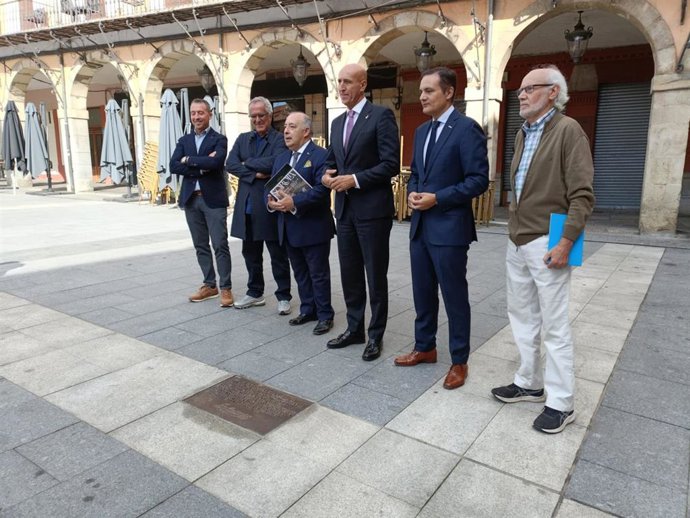 El alcalde de León, José Antonio Diez (tercero por la derecha) y el director de Cultura y Patrimonio de Fundos, Raúl Fernández Sobrino (a su derecha), en la presentación de las placas dedicadas a Sorolla y Casa Botines de Gaudí en la Plaza Mayor de León.