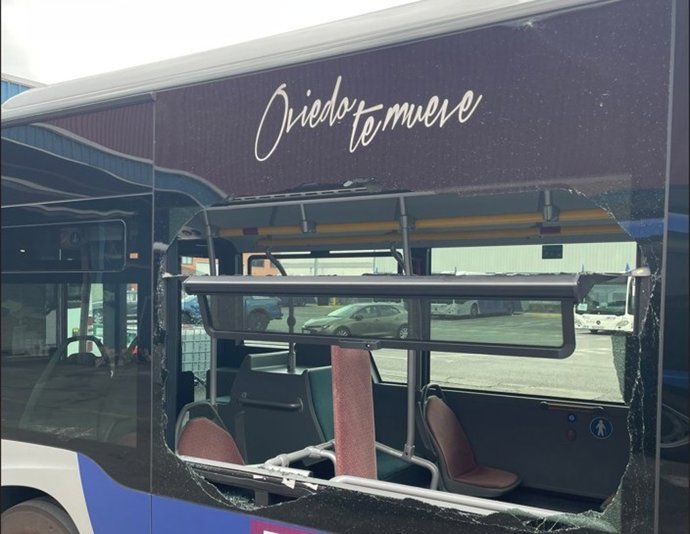 Un autobús de TUA, atacado durante la segunda jornada de huelga en Oviedo.