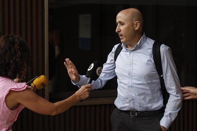 El presidente de la Confederación Hidrográfica del Júcar, Miguel Polo (d), llega a declarar como testigo en el juzgado de Catarroja por la dana, a 19 de septiembre de 2025, en Valencia. 