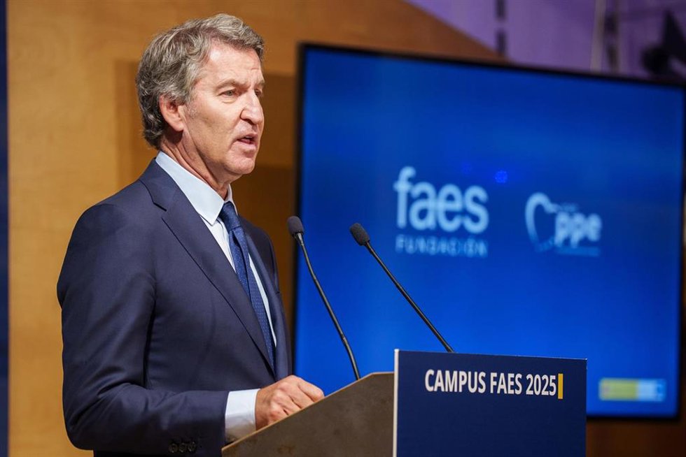 El presidente del PP, ALberto Núñez Feijóo, durante la clausura del Campus FAES, a 19 de septiembre de 2025, en Madrid (España). Este año la cita de FAES viene marcada por la ofensiva de Sánchez contra Israel por la situación en Gaza. De hecho, el Ejecu