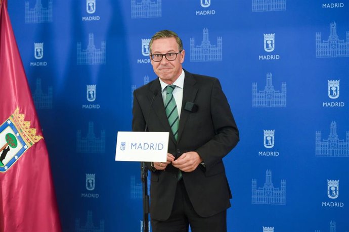 El senador del Partido Popular, Alfonso Serrano, durante el Debate sobre el Estado de la Ciudad en el salón de sesiones del Pleno de Cibeles, a 8 de septiembre de 2025, en Madrid (España).