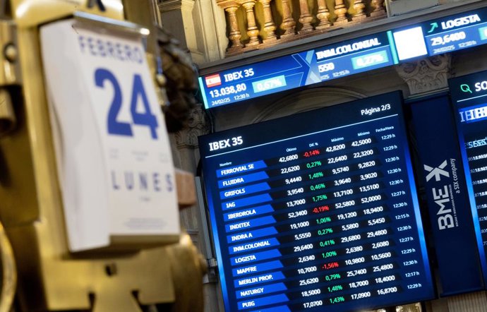 Archivo - Paneles en el interior del Palacio de la Bolsa, a 24 de febrero de 2025, en Madrid (España).  