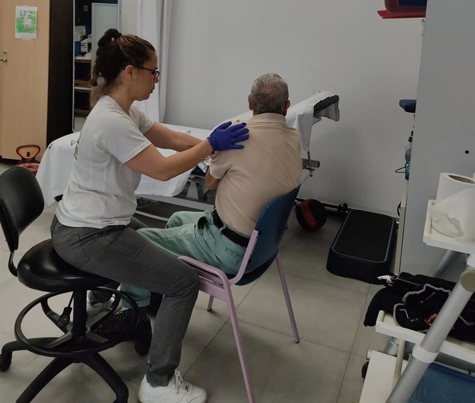 Archivo - Imagen de archivo de un ejercicio de fisioterapia respiratoria precoz en pacientes con ELA