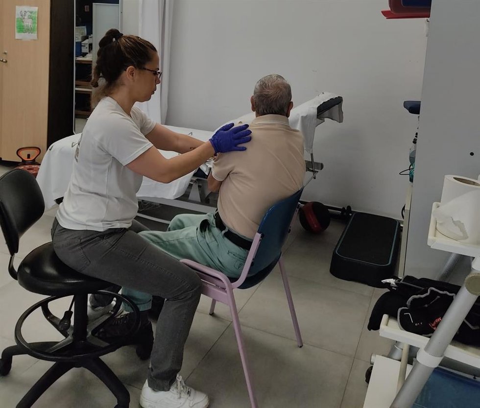 Archivo - Imagen de archivo de un ejercicio de fisioterapia respiratoria precoz en pacientes con ELA