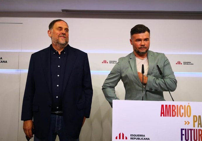 Archivo - El líder de ERC, Oriol Junqueras, y el portavoz del partido en el Congreso, Gabriel Rufian, en rueda de prensa.