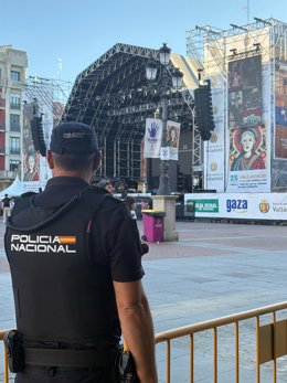 Agente de la Policía Nacional en la plaza Mayor.